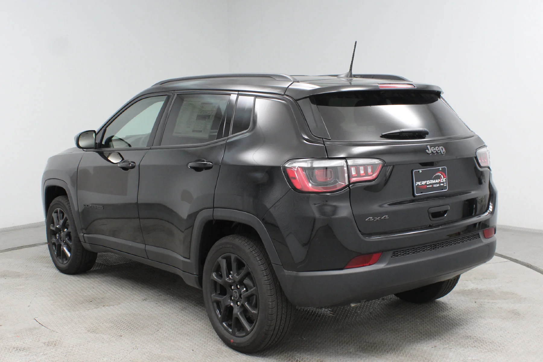 New 2026 Diamond Black Crystal Pearl-Coat Exterior Paint Jeep Latitude Altitude 4x4 image 24