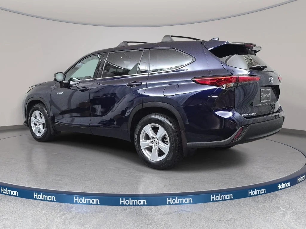 Used 2020  Toyota LE image 8