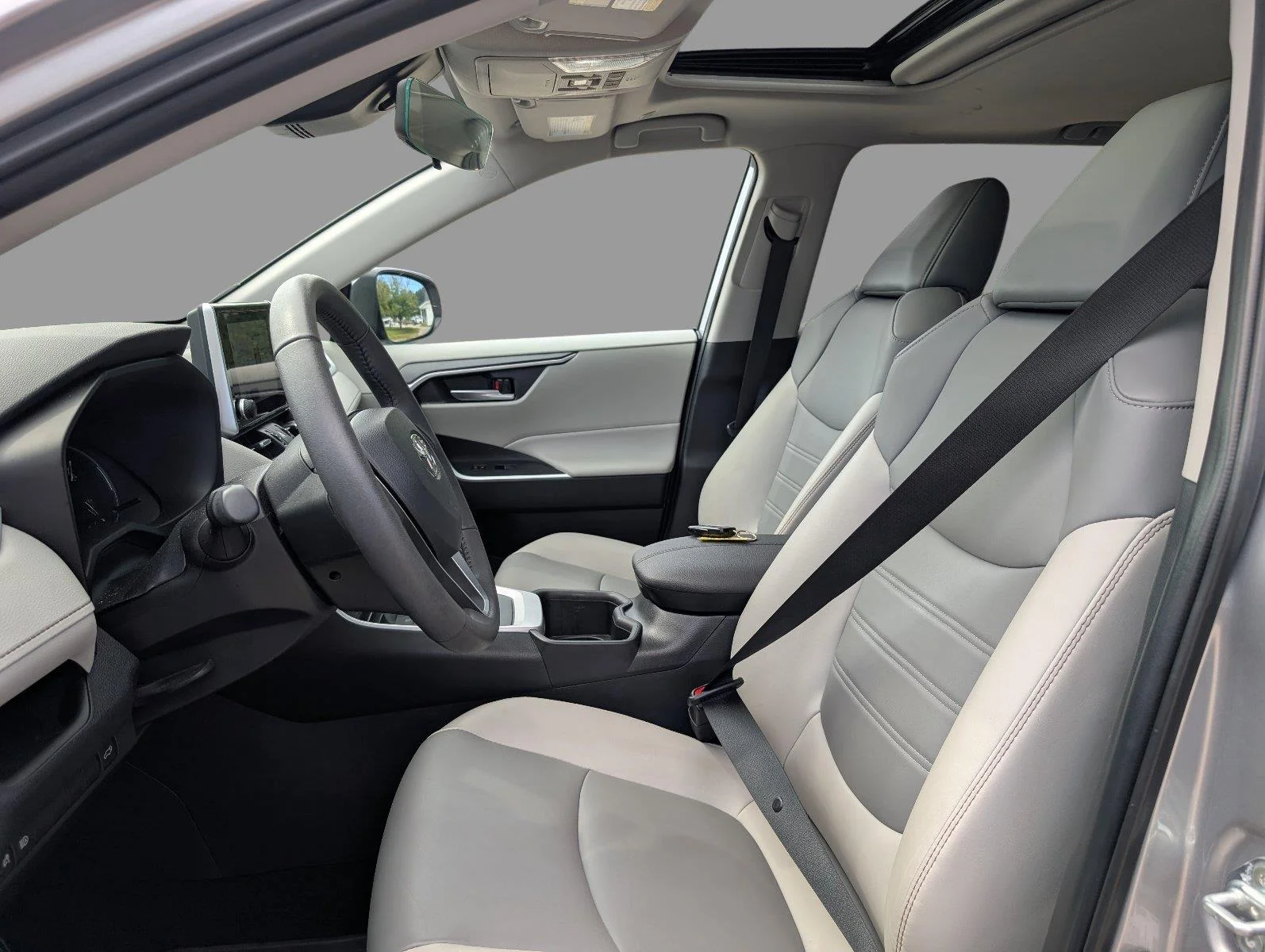 Used 2024 Silver Sky Metallic Toyota XLE Premium image 16