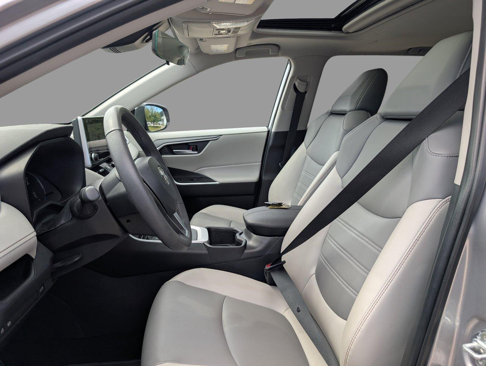 Used 2024 Silver Sky Metallic Toyota XLE Premium image 16