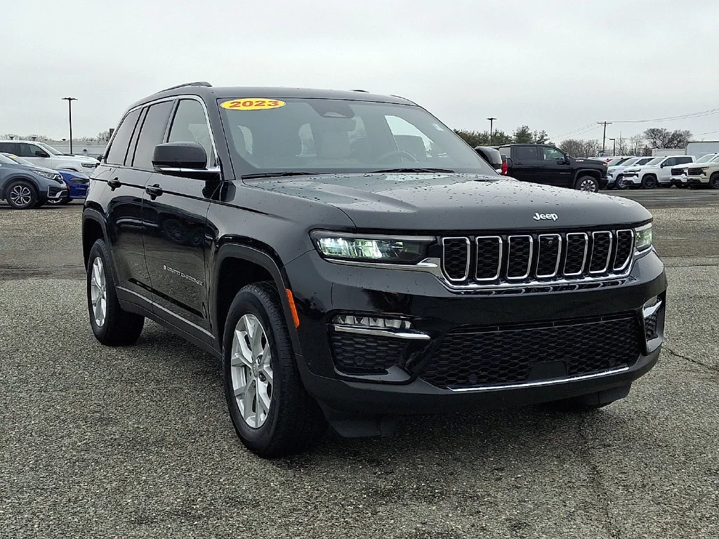 Used 2023 Diamond Black Crystal Pearlcoat Jeep Limited image 2