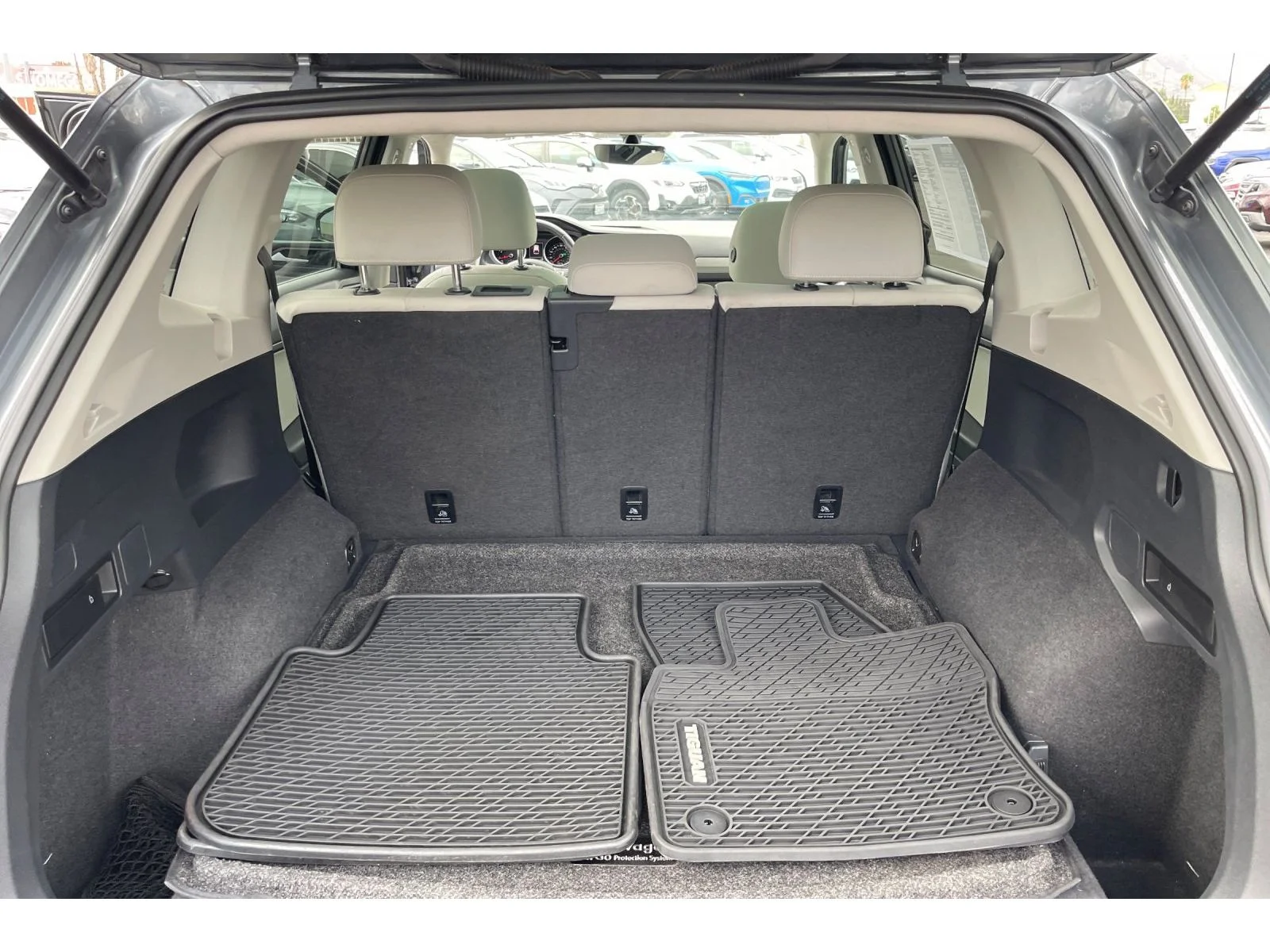 Used 2020 Platinum Gray Metallic Volkswagen SE image 17