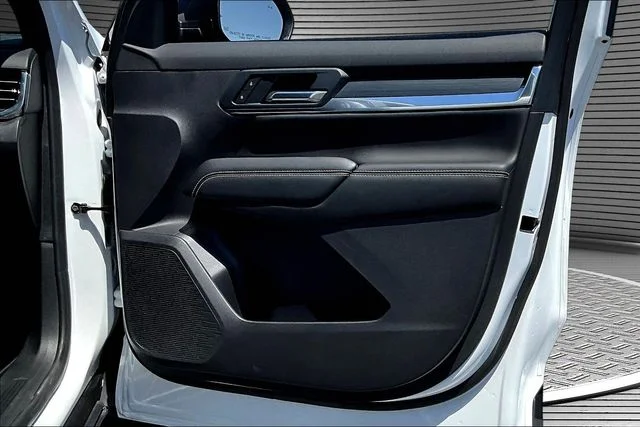 Used 2025 White GMC Elevation image 26