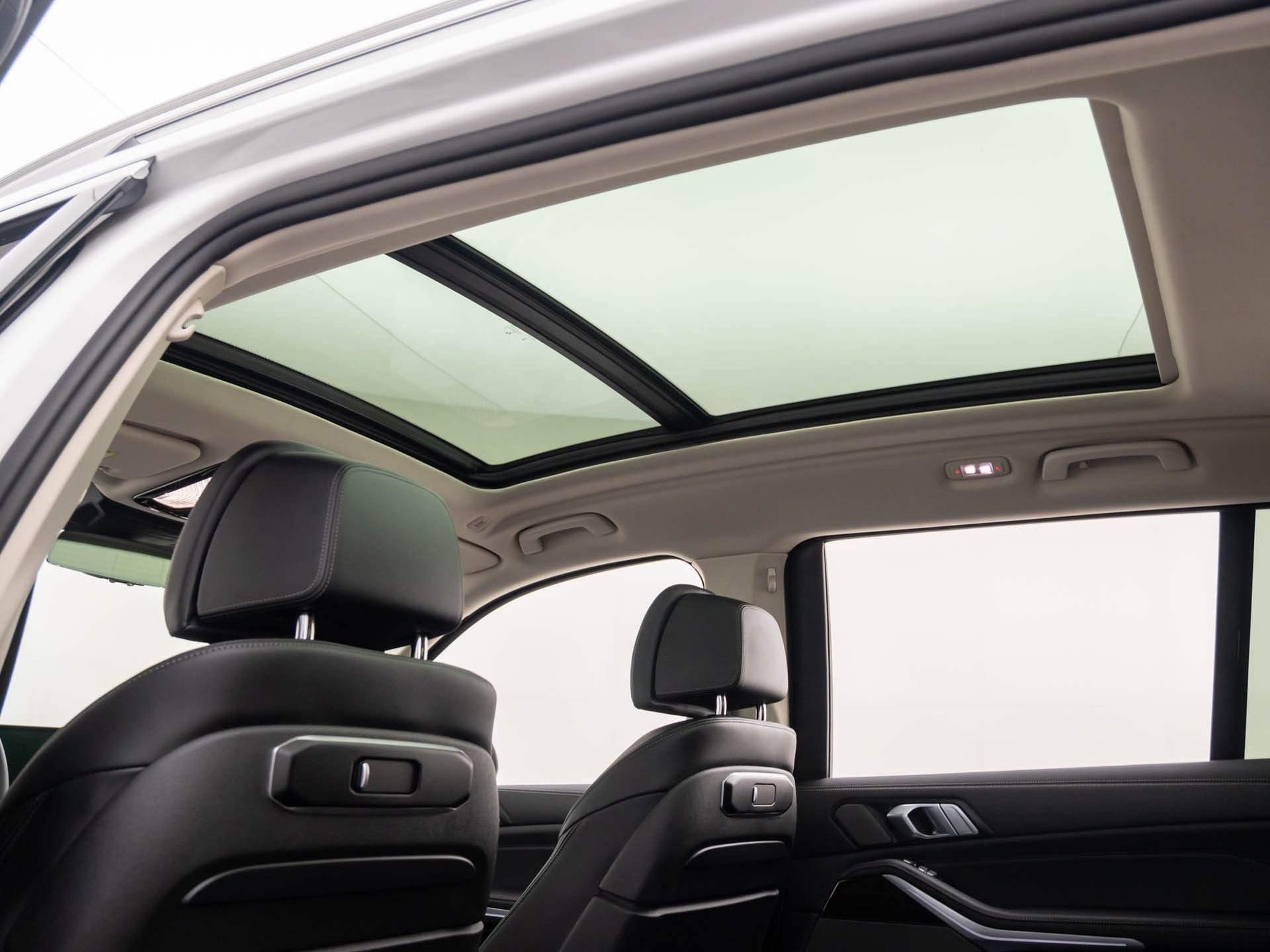 New 2026 Mineral White Metallic BMW xDrive40i image 17