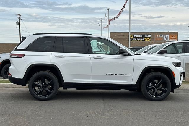 New 2026 Bright White Clear-Coat Exterior Paint Jeep Limited image 2