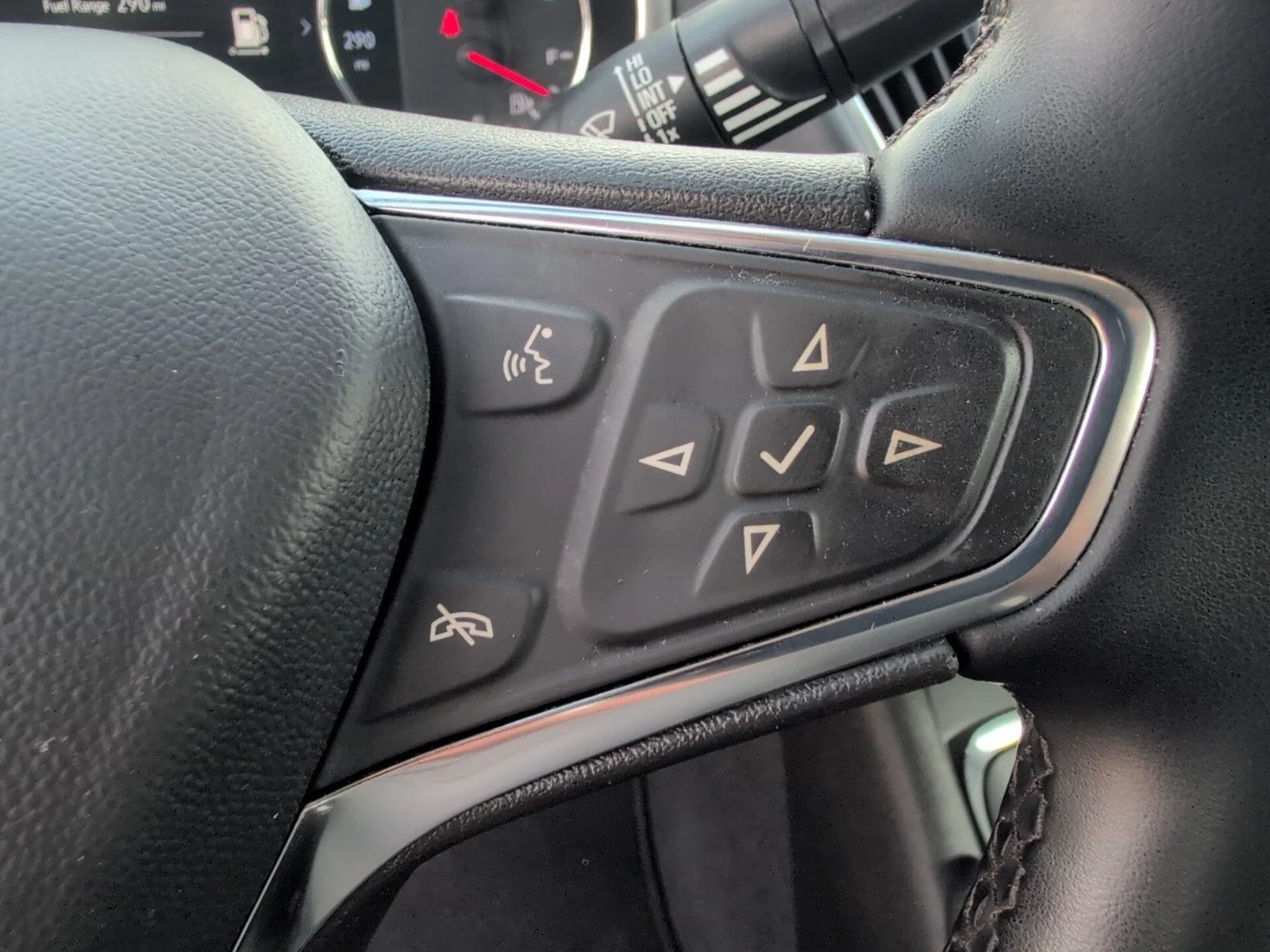 Used 2024 Summit White Chevrolet 2LT image 29