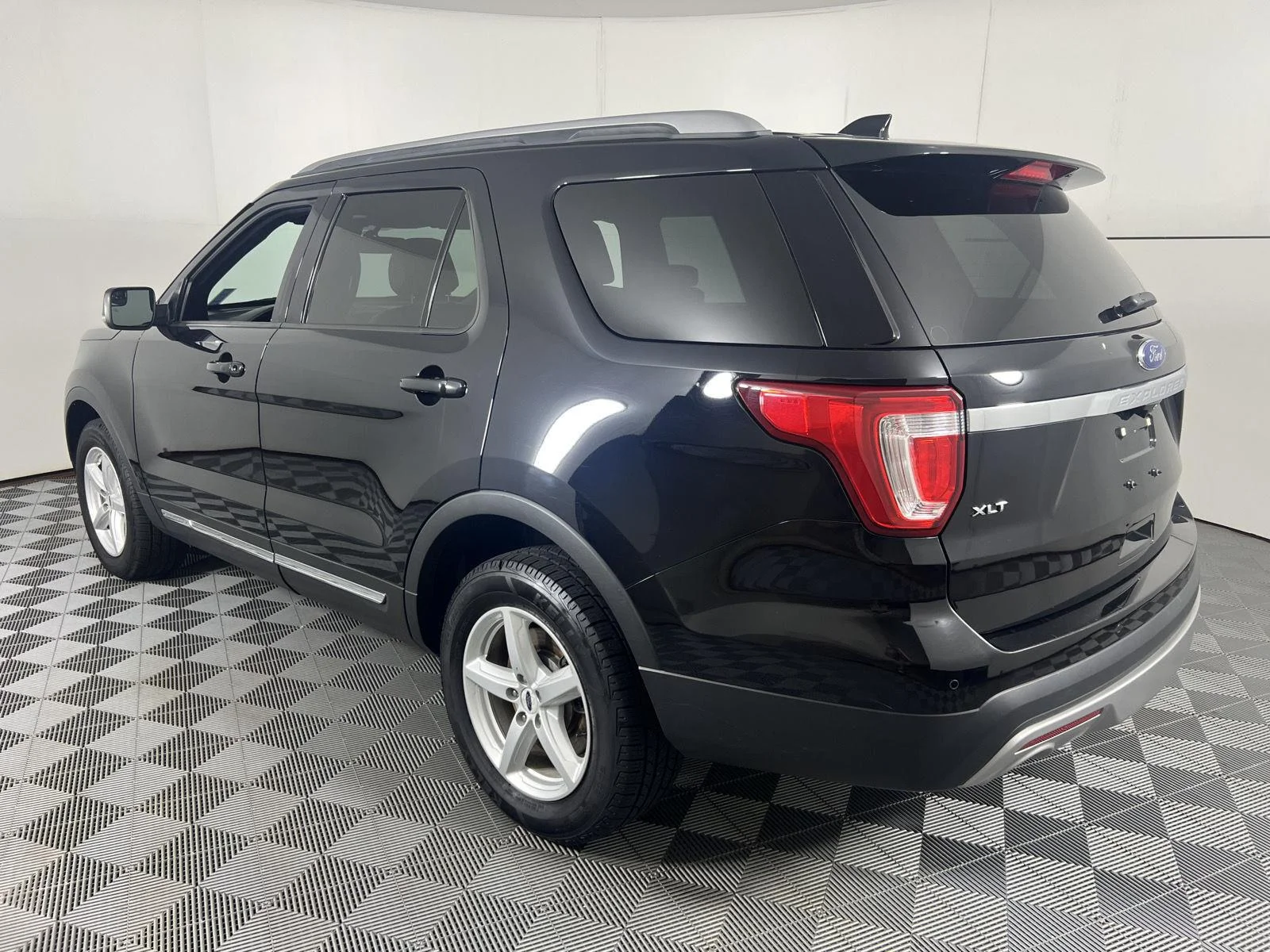Used 2017 Shadow Black Ford XLT image 9