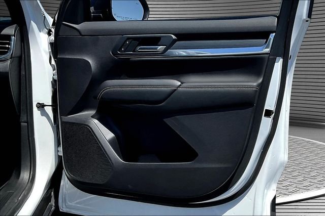 Used 2025 White GMC Elevation image 26