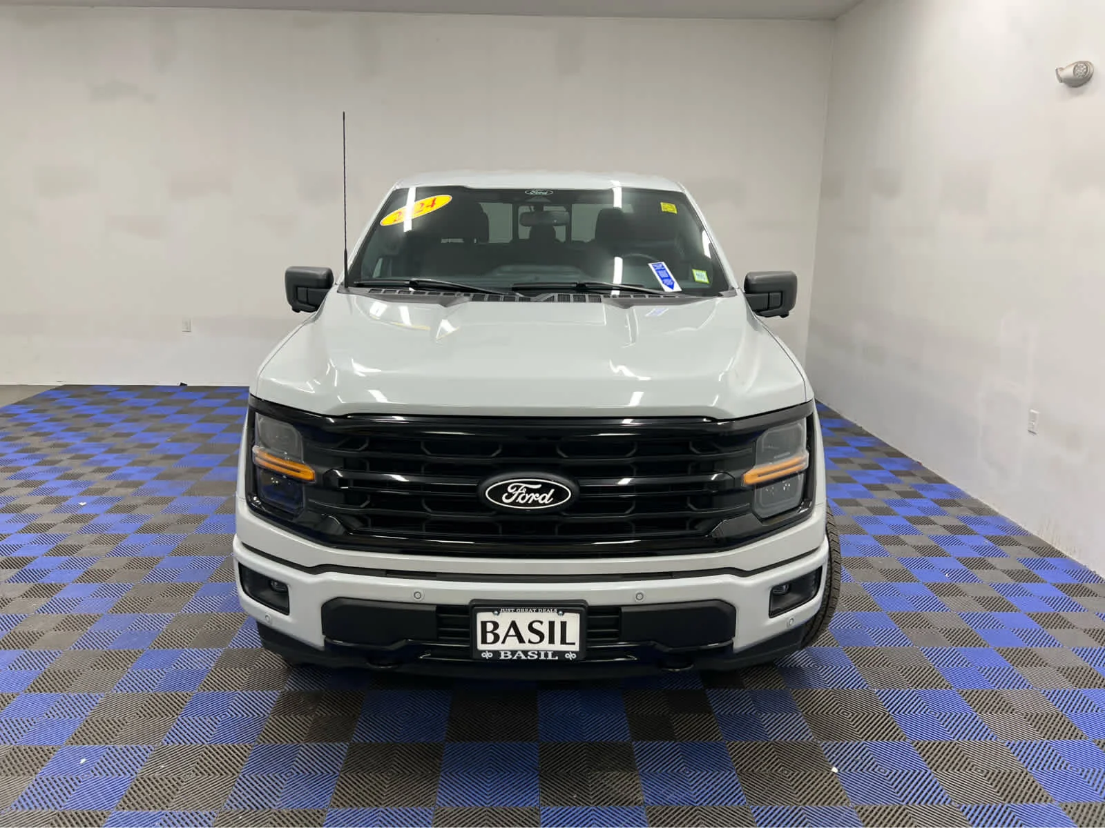 Used 2024 Avalanche Gray Ford XLT image 7