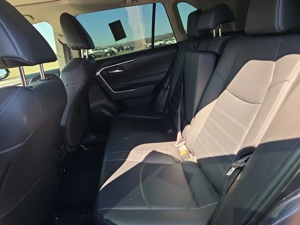 Used 2019 Gray Toyota XLE Premium image 15