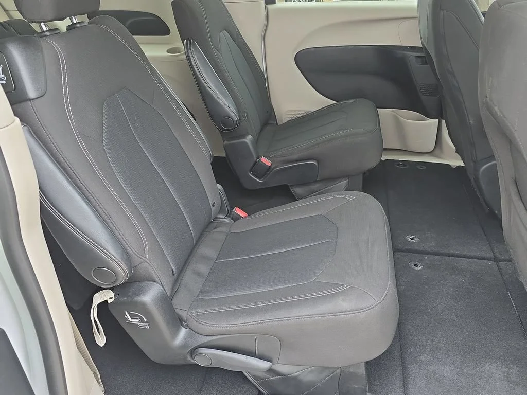 Used 2023 White Chrysler LX image 28