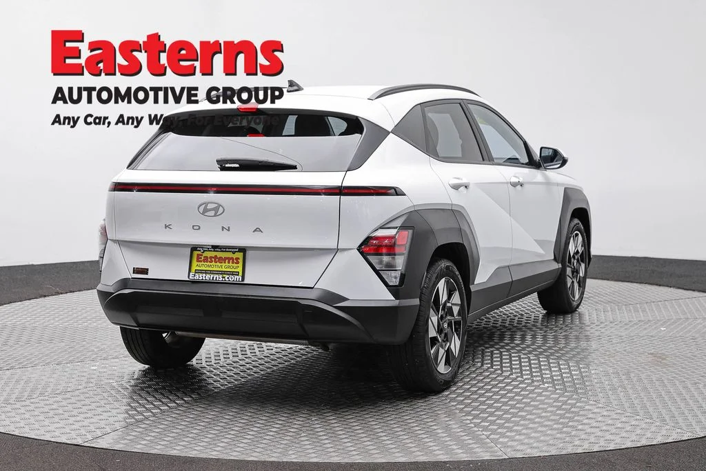 Used 2024 White Hyundai SEL image 5