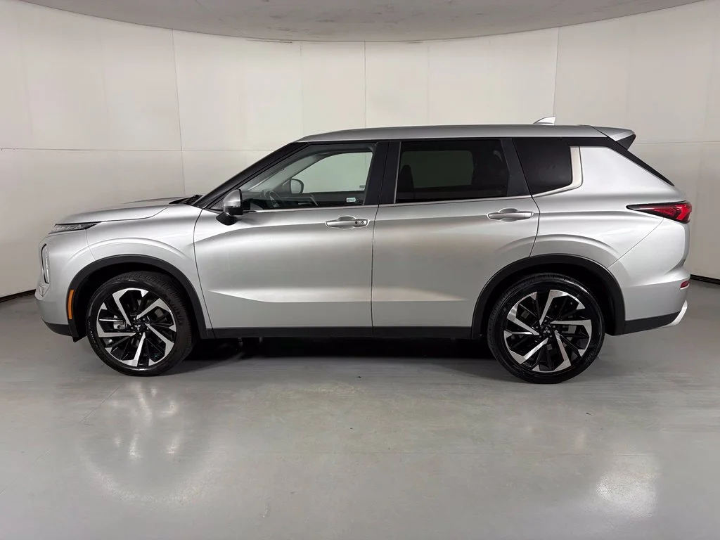 Used 2024 Silver Mitsubishi  image 5