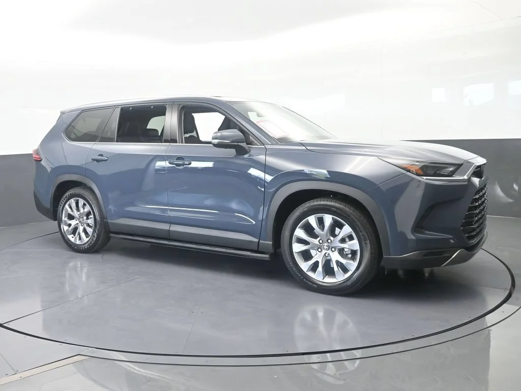 Used 2025 Cloud Toyota Limited image 8
