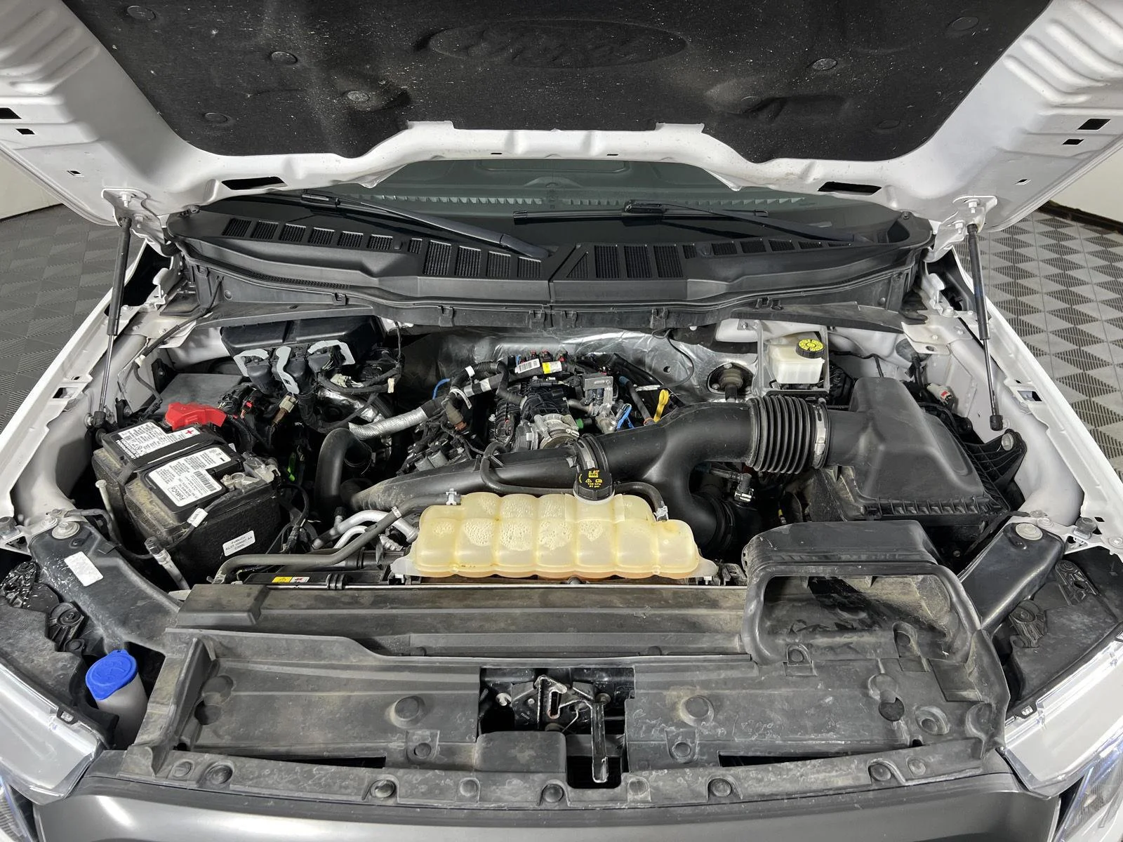 Used 2022 Oxford White Ford XLT image 3