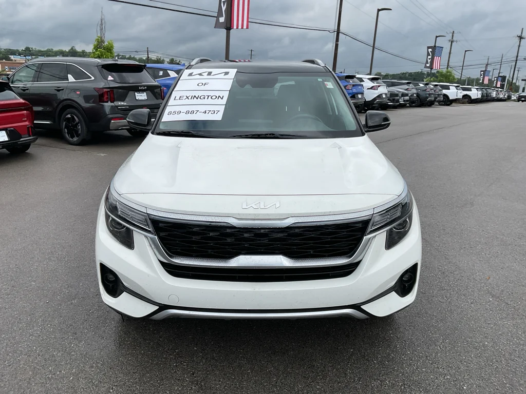 Used 2023 Clear White/Black Roof Kia S image 3
