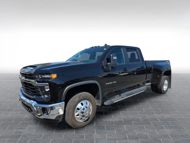 Used 2025 Black Chevrolet LT image 3