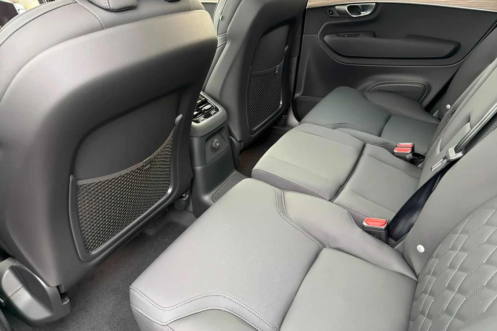 New 2026 VAPOUR GRAY Volvo Plus image 9