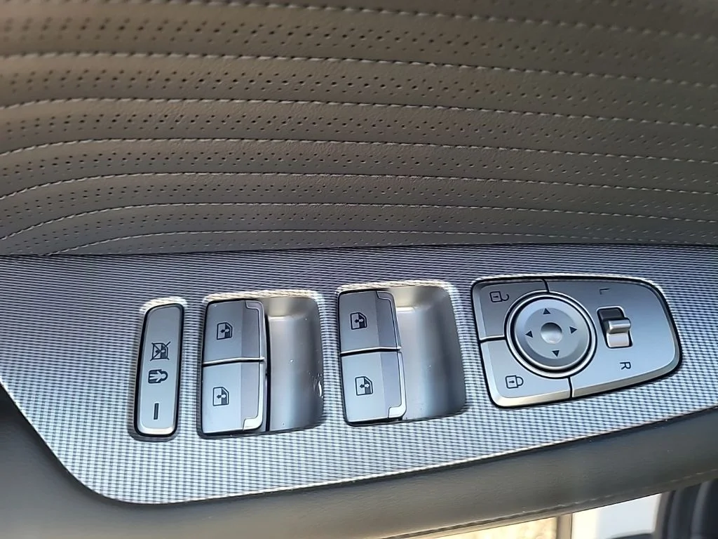Used 2023 White Hyundai Calligraphy image 10