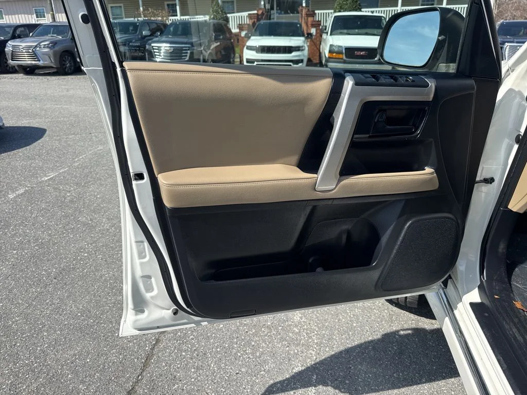 Used 2010 White Toyota SR5 image 24