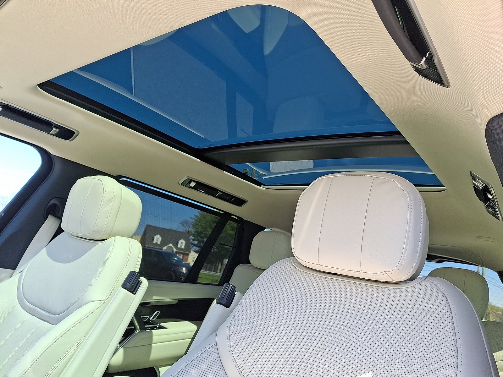 New 2026 Santorini Black Metallic - 1AG Land Rover P400 SE 7 Seat image 5