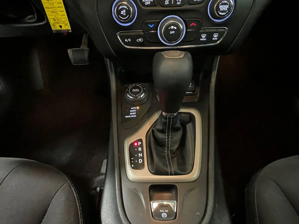 Used 2017 White Jeep Latitude image 30