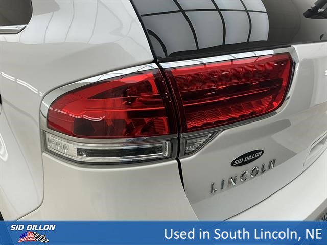 Used 2013 White Platinum Metallic Tri-Coat Lincoln AWD 4DR SUV image 21