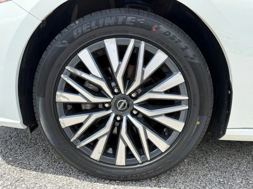Used 2025 White Nissan 2.5 SV image 25