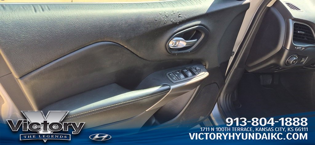 Used 2019 Silver Jeep Latitude image 14