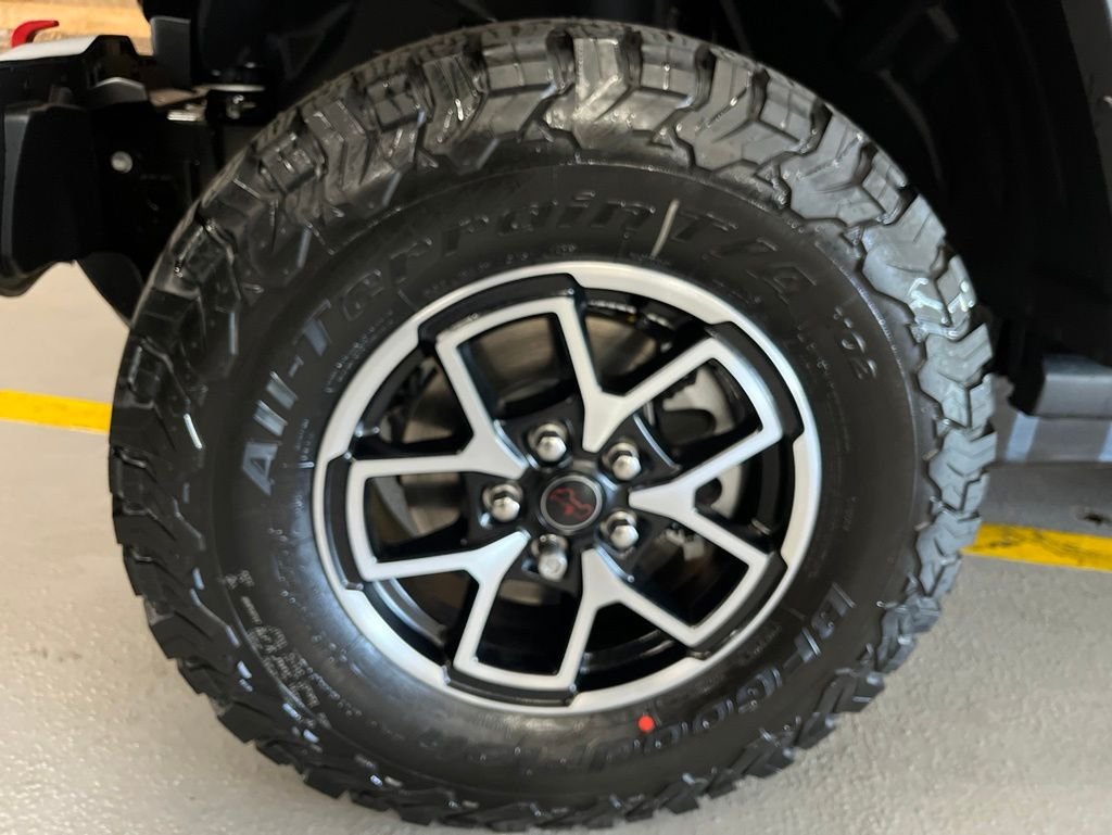 New 2026 Black Clear-Coat Exterior Paint Jeep Rubicon image 6