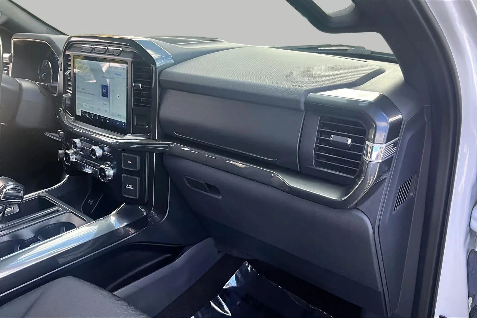Used 2022 Oxford White Ford XLT image 19