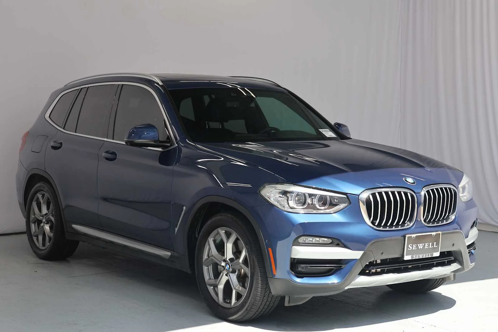 Used 2021 Phytonic Blue Metallic BMW xDrive30e image 3