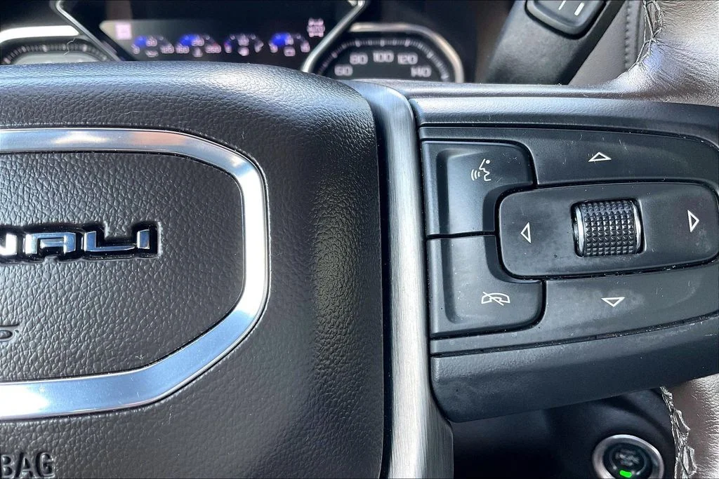 Used 2022 White Frost Tricoat GMC Denali image 19
