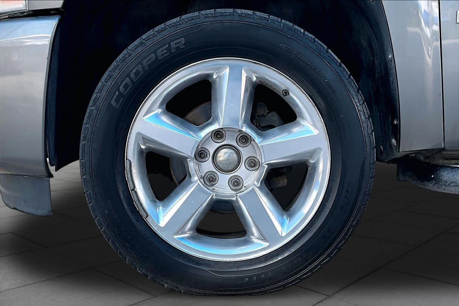 Used 2009 Graystone Metallic Chevrolet LT image 5