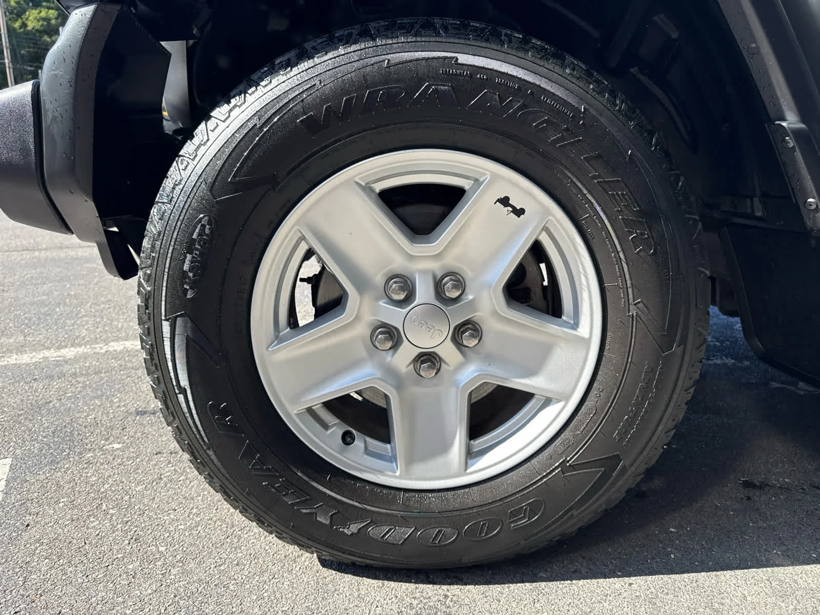 Used 2020 Billet Silver Metallic Clearcoat Jeep Sport S image 9