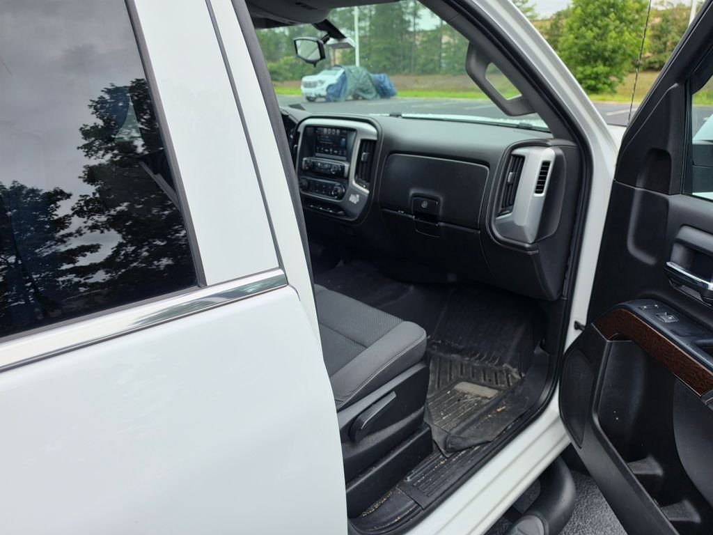 Used 2018 White GMC SLE image 11