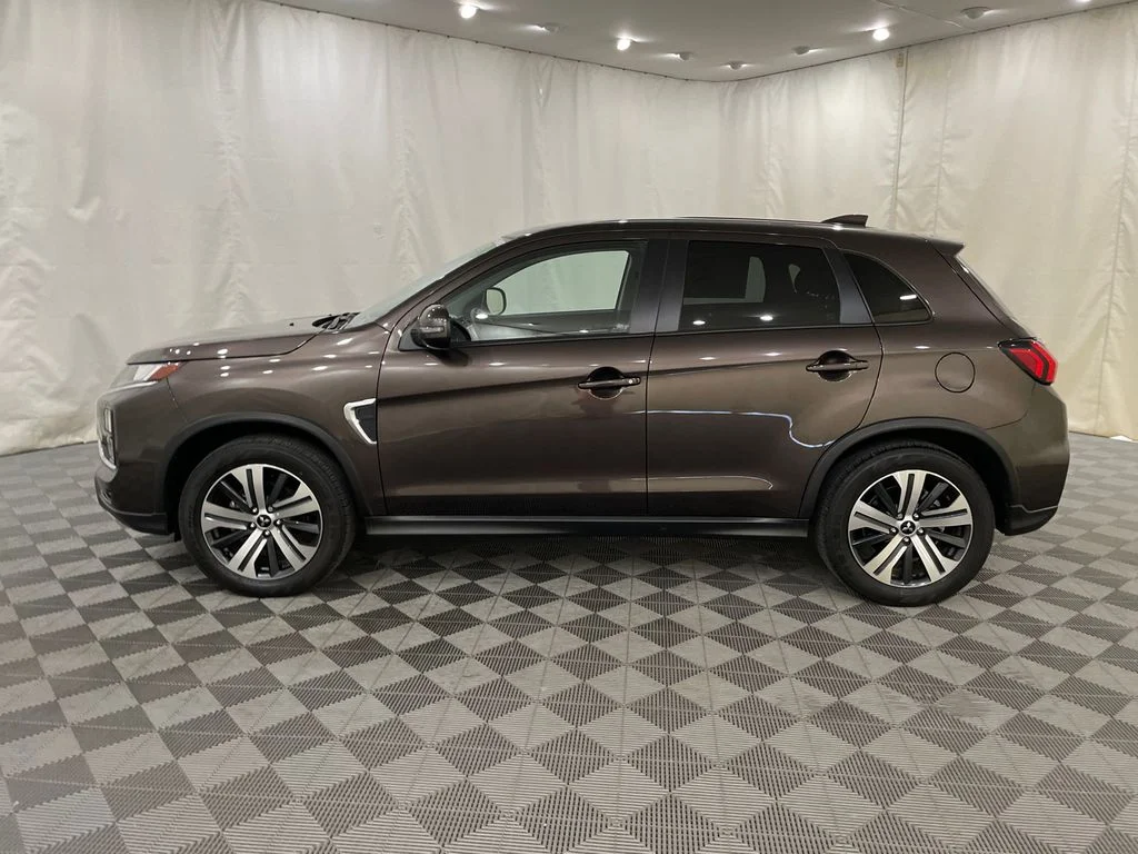 Used 2024 Oak Brown Metallic Mitsubishi SE image 9