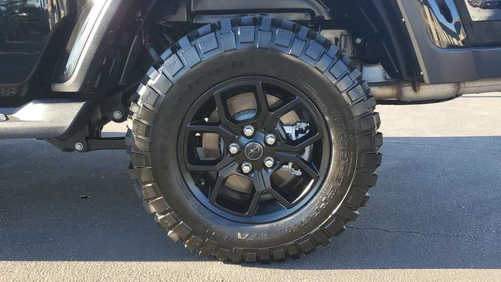 Used 2025 Black Jeep High Tide image 6