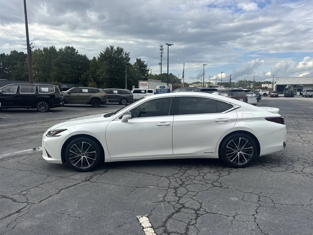 Used 2022 White Lexus 300h image 4
