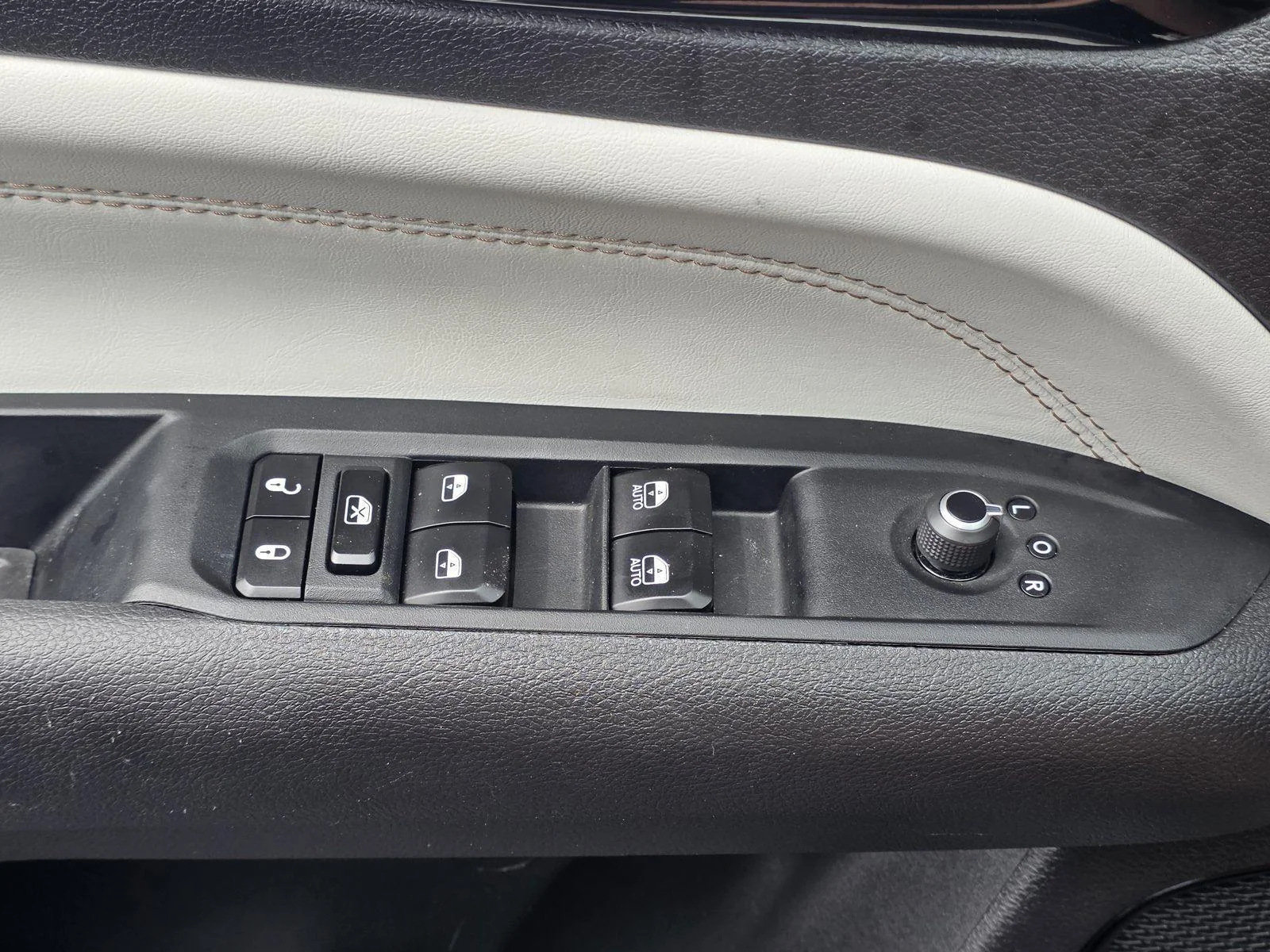 Used 2025 Diamond Black Crystal Pearlcoat Jeep Limited image 23