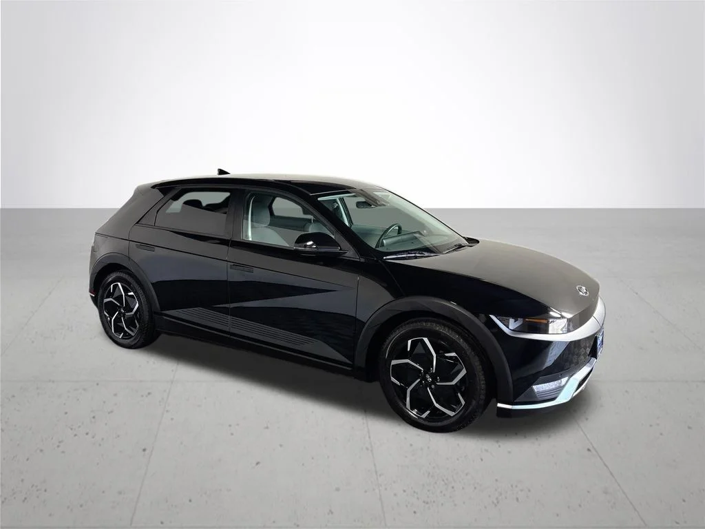 Used 2024 Black Hyundai SEL image 4