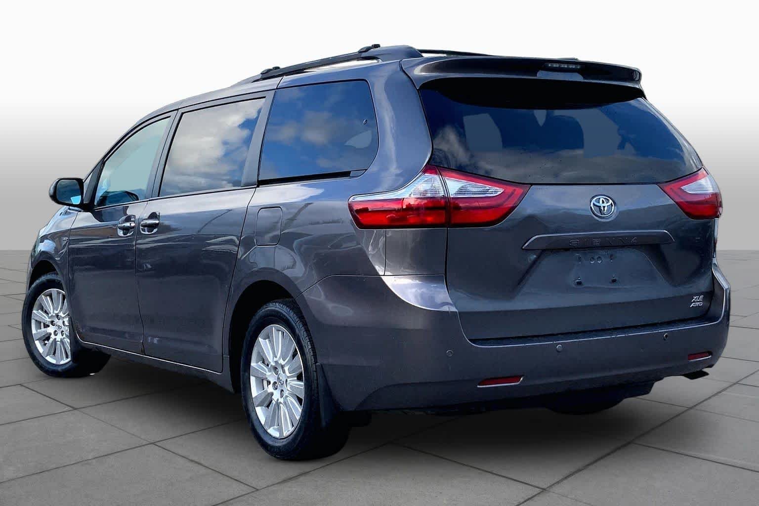 Used 2017 Predawn Gray Mica Toyota XLE Premium image 12