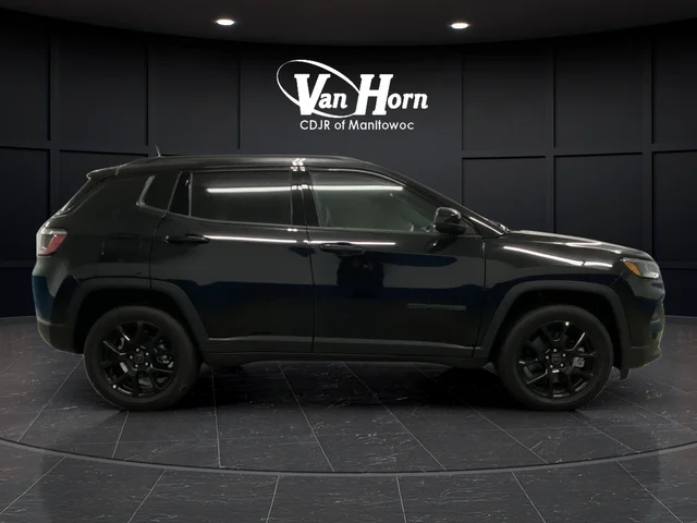 New 2026 Diamond Black Crystal Pearl-Coat Exterior Paint Jeep Latitude image 2