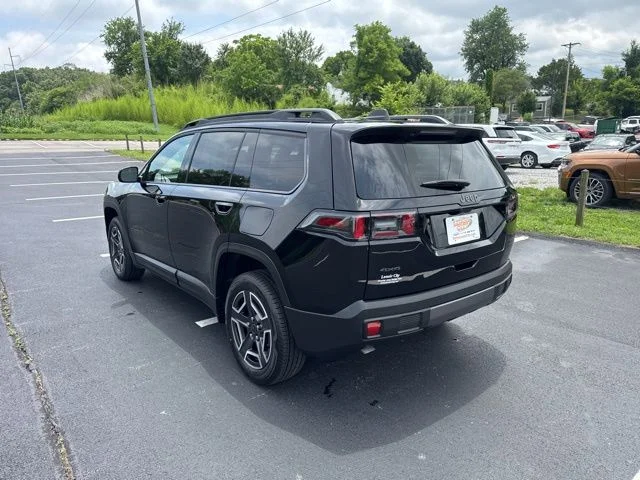 New 2026 Diamond Black Crystal Pearl-Coat Exterior Paint Jeep Laredo image 5