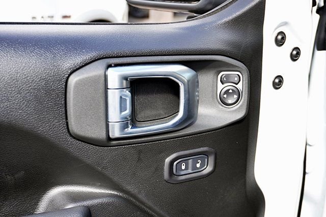 New 2026 Bright White Clear-Coat Exterior Paint Jeep Rubicon image 29