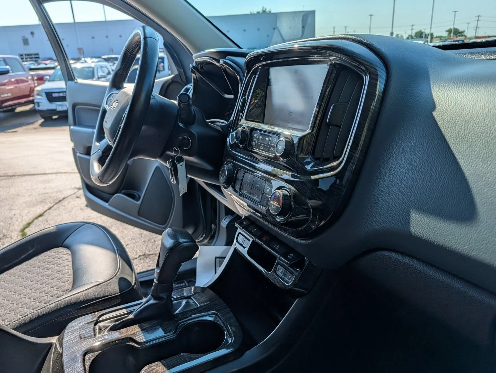 Used 2015 CYBER GRAY METALLIC Chevrolet 4WD Z71 image 26