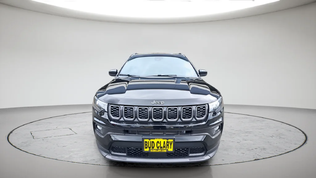 New 2026 Diamond Black Crystal Pearl-Coat Exterior Paint Jeep Latitude image 2