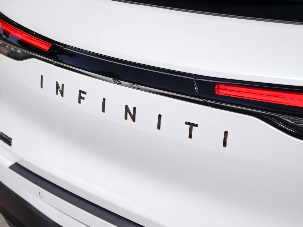 New 2027 2T RAD WHT INFINITI Sport AWD image 10