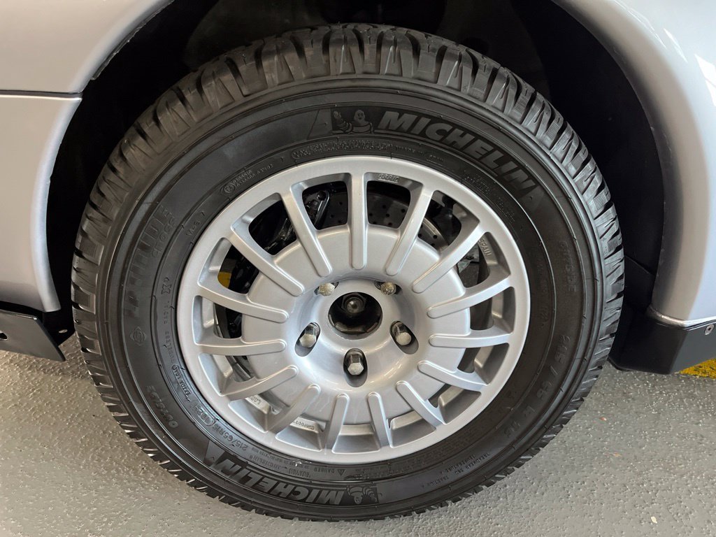 Used 1995  Porsche Carrera 4 image 5