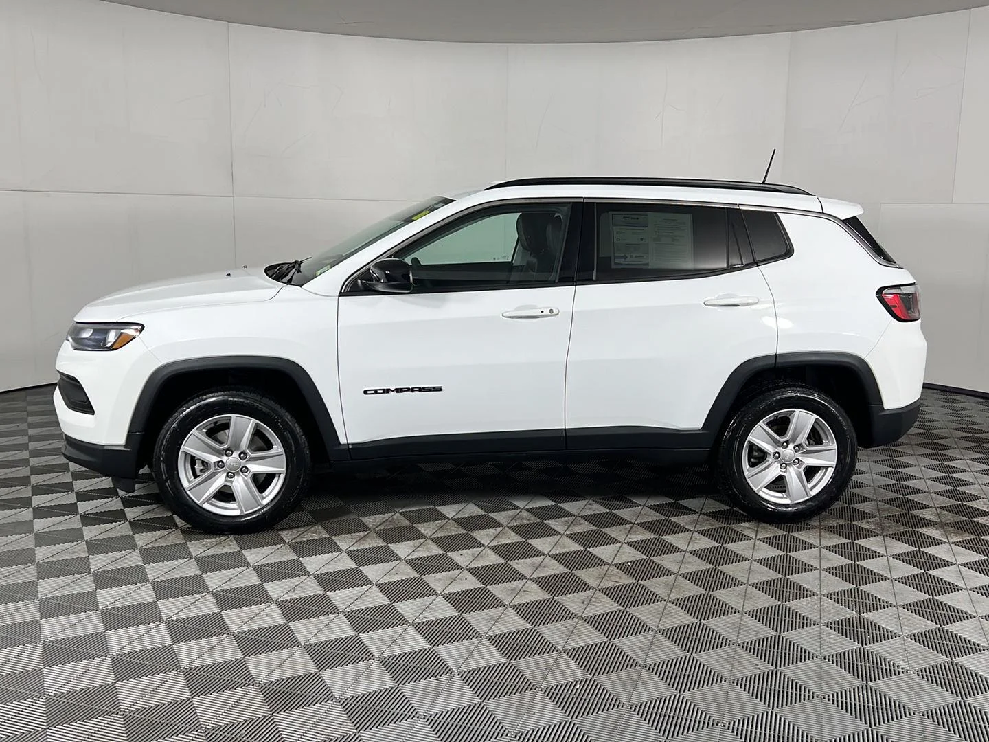 Used 2022 White Jeep Latitude image 11